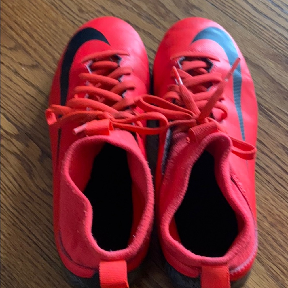 Futsal shoes